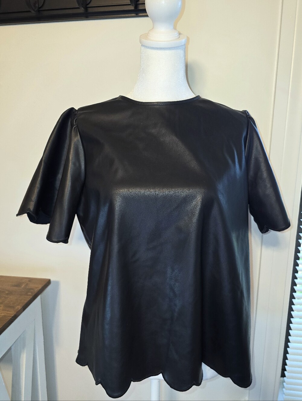 THML Black Faux Leather Flutter Sleeve Top with Scalloped Hem Women's Size Small